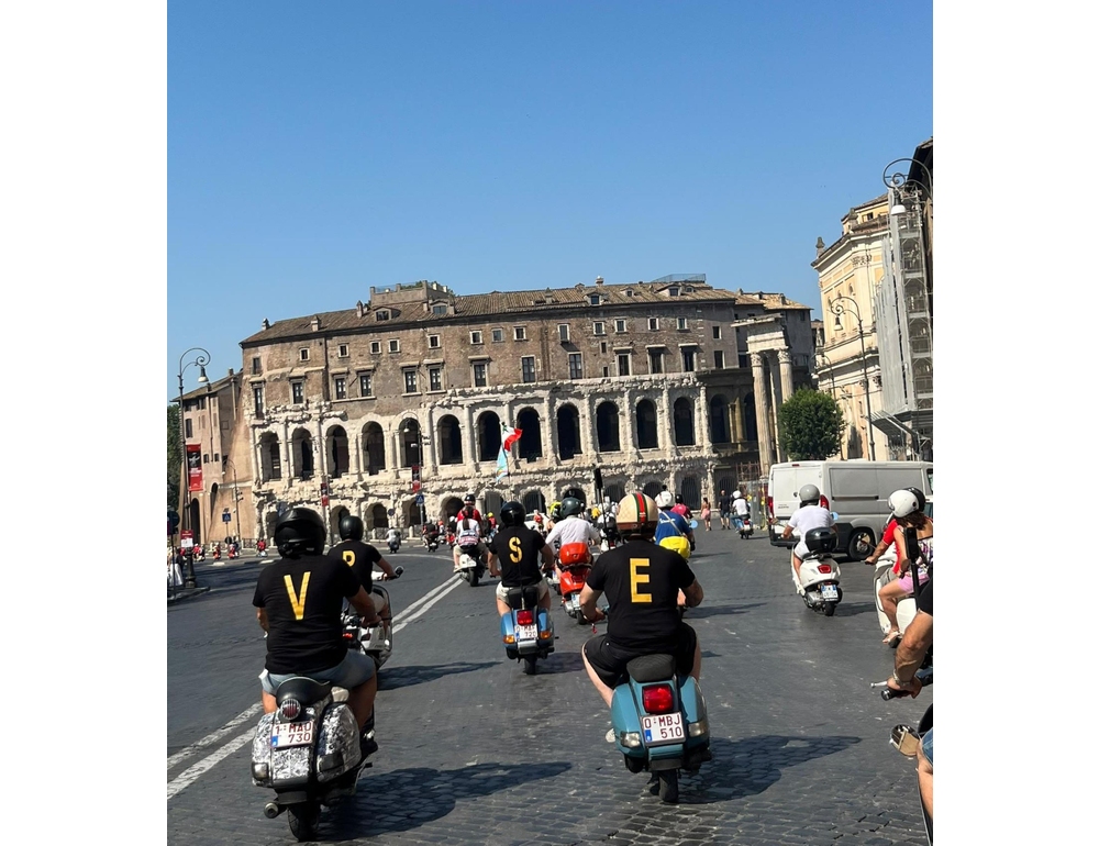 A Roma sfilata di 25mila Vespa da 67 Paesi, celebrazione per gli 80 anni