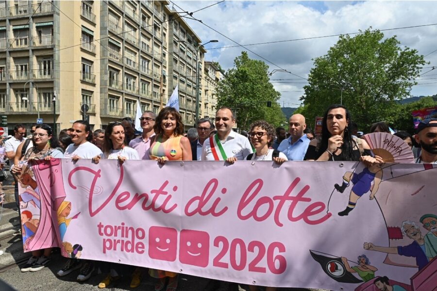 In prima fila il sindaco Stefano Lo Russo con Luxuria