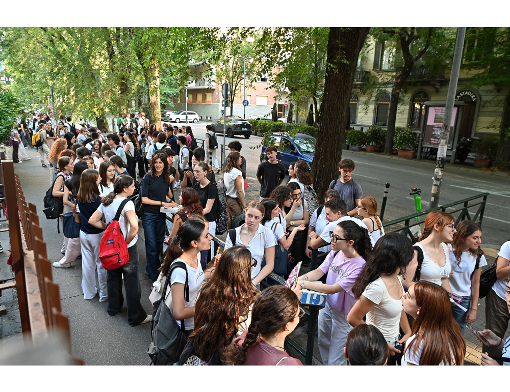 ANSA/Al via gli orali degli esami di maturità tra abiti eleganti e corone d’alloro