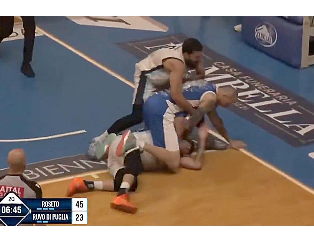 Aggredì l’avversario in campo, Daspo per un anno ad un giocatore di basket