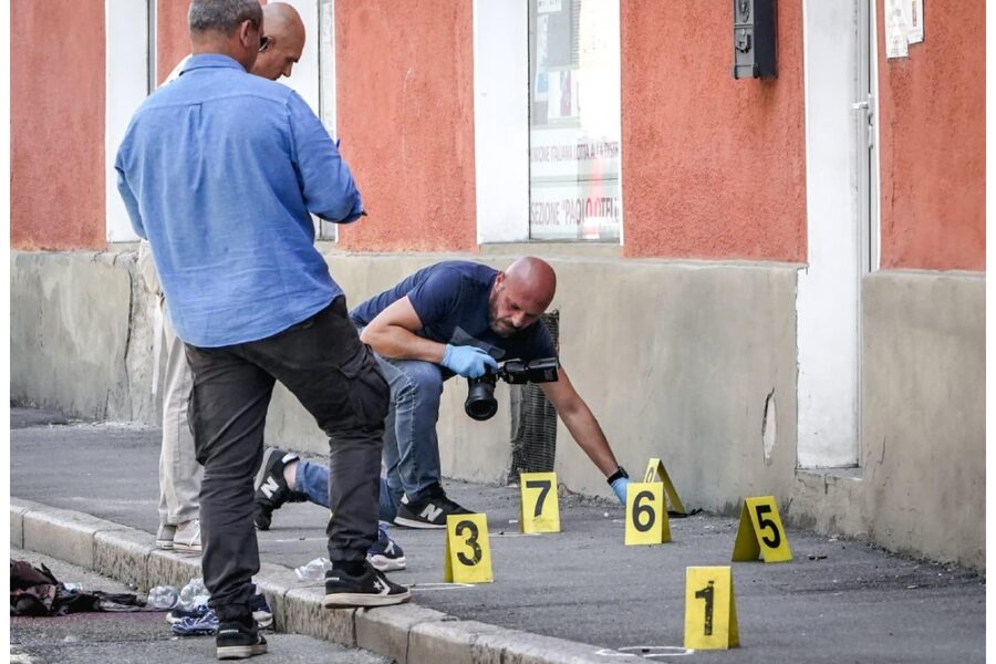 Autore del gesto un uomo sceso in strada urlando