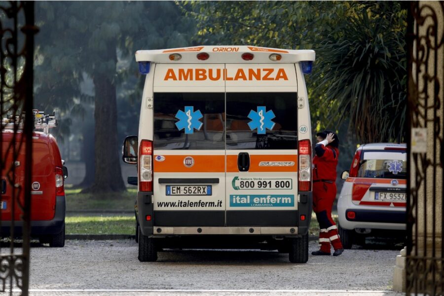 Si è accasciato davanti alla tomba dei suoi genitori