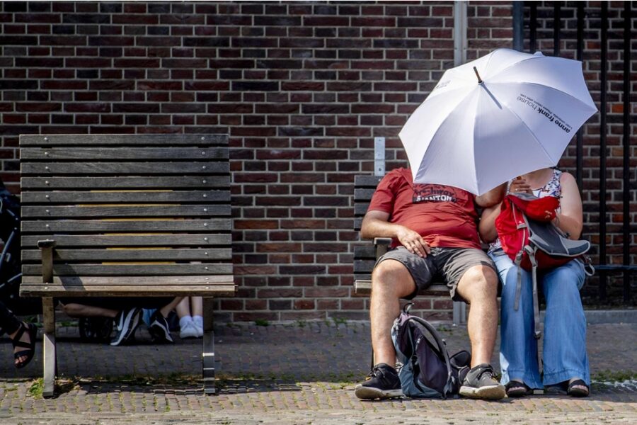 Spazi riparati che offrono posti a sedere e acqua potabile