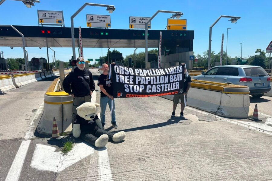 Srotolato uno striscione