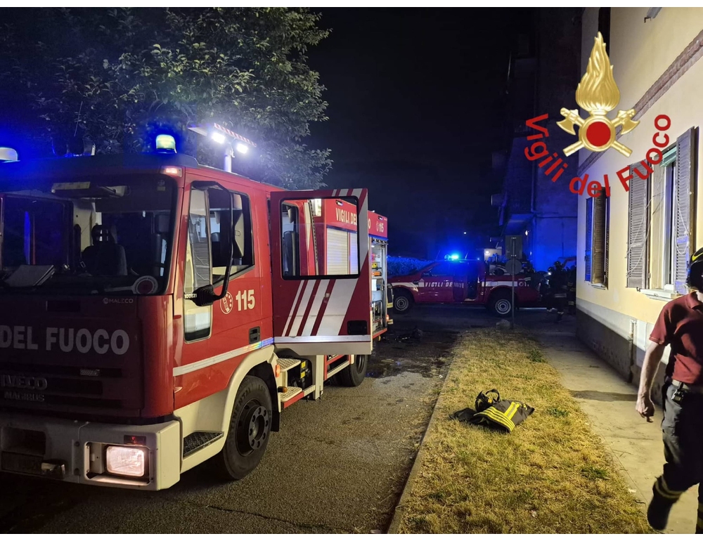 Appartamento a fuoco nel Comasco, morto un anziano, evacuati 15 residenti