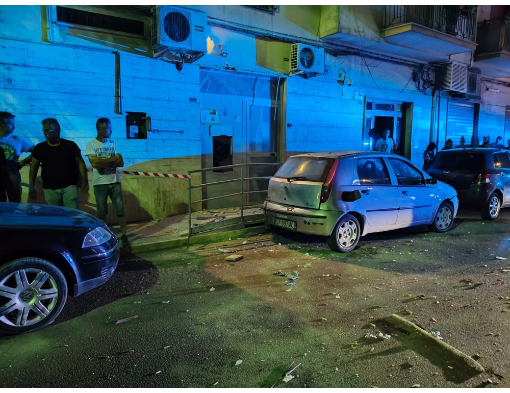 Assalto al Postamat a Barletta, ladri in fuga a mani vuote