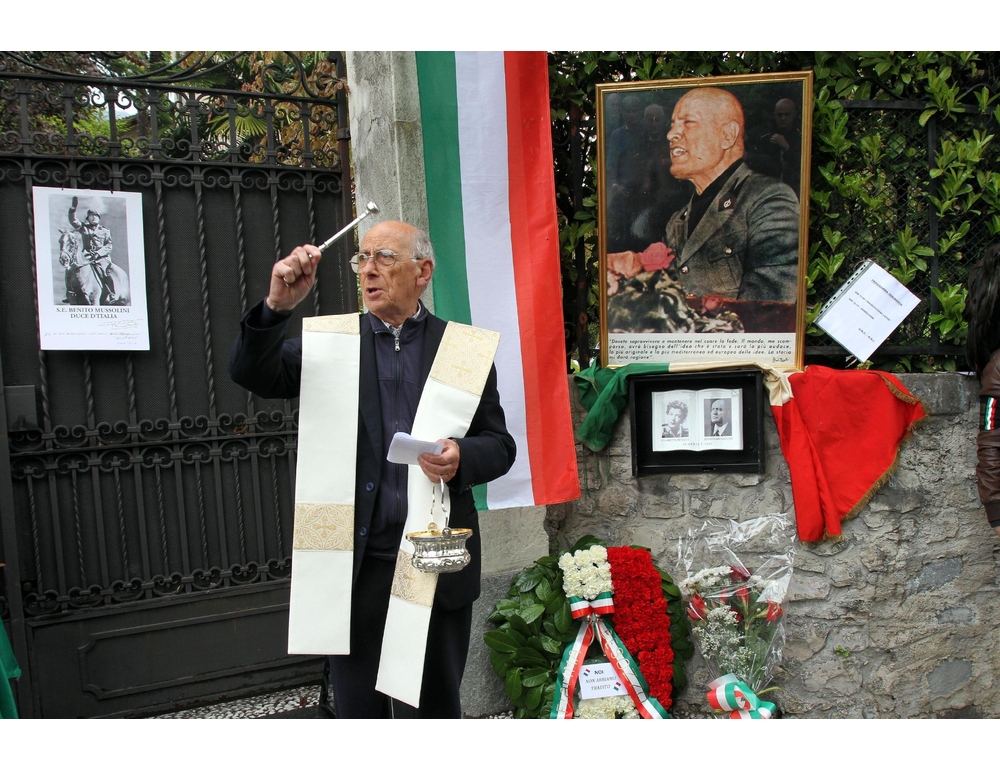 Assolto dall’accusa di avere danneggiato la teca di Mussolini sul lago di Como