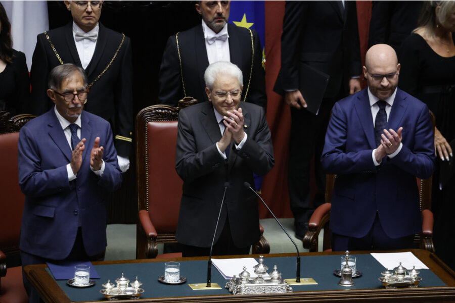 In aula anche ex presidenti Camere. Alcuni filmano con il cellulare