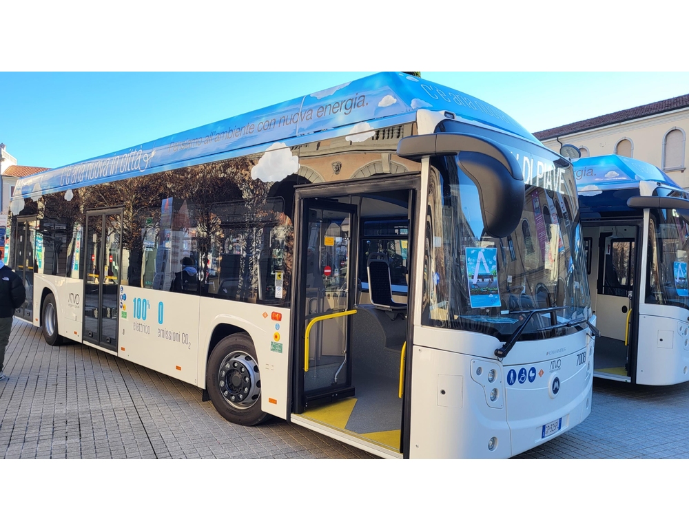 Autista bus chiede biglietto, passeggero gli punta una pistola