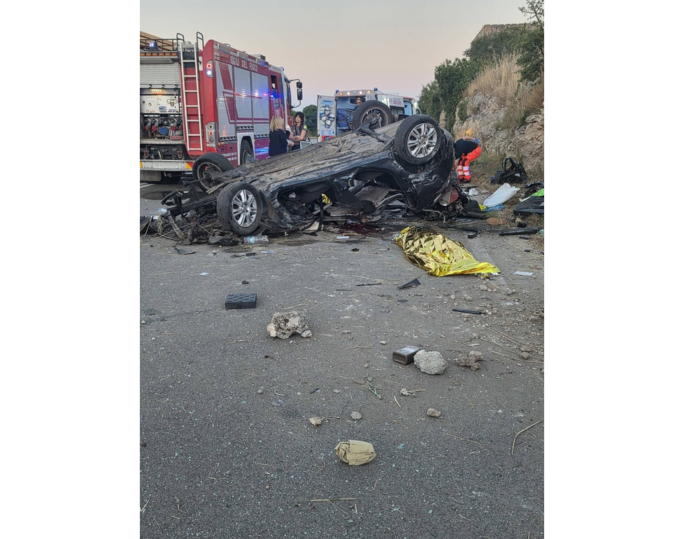 Auto fuori strada nel Foggiano, tre morti