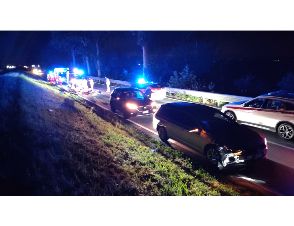 Auto investe due ragazzi in sella alle loro biciclette, morto 19enne nel Reggiano