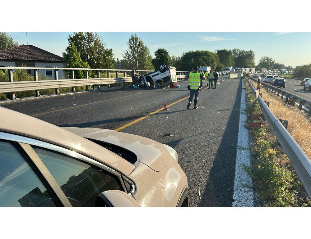 Auto si ribalta in A14, morta una donna e grave bimbo di 6 mesi
