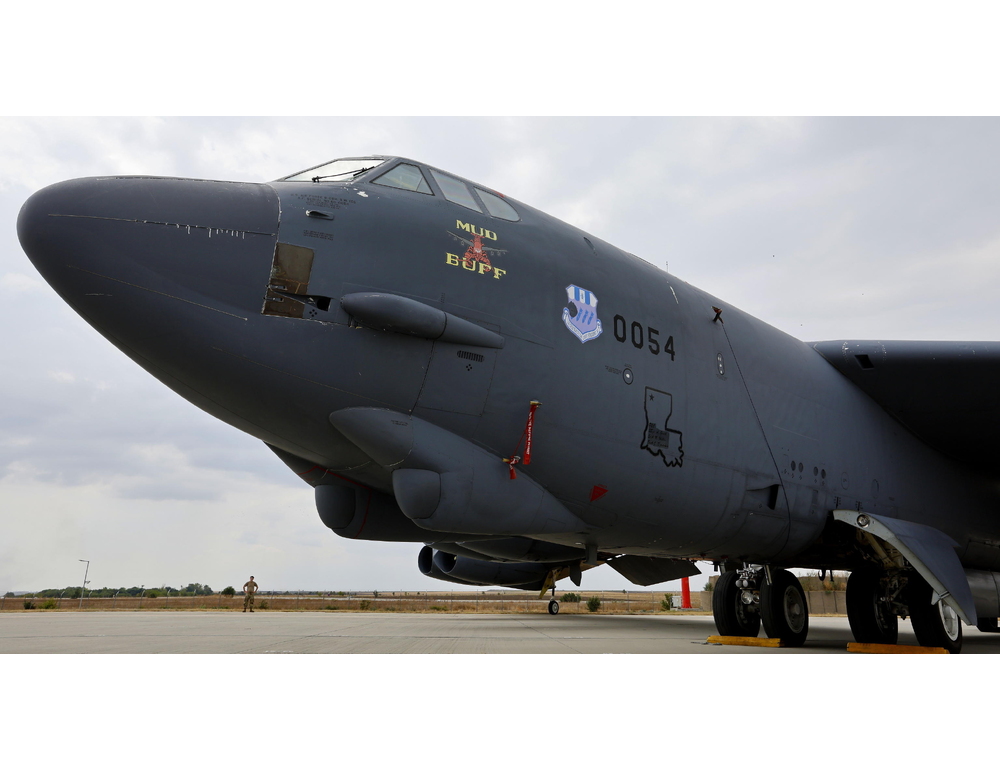 ‘B-52 precipitato poco dopo il decollo alla base di Edwards, in California’