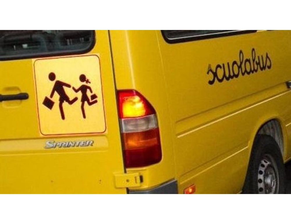 Bimba dimenticata per ore sullo scuolabus, denuncia in Procura