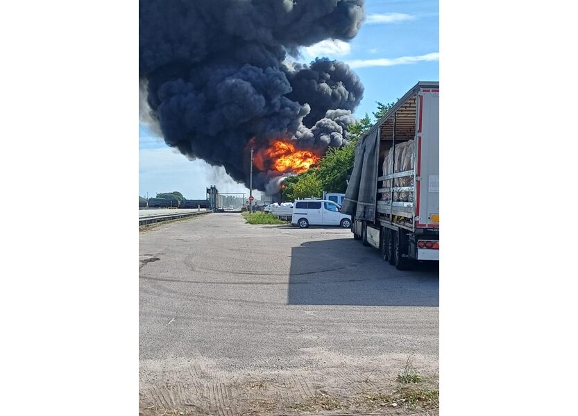 Ancora al lavoro 7 squadre dei vigili del fuoco con 2 autobotti
