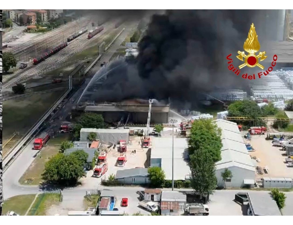 Brucia magazzino di materiale plastico a Mantova, evacuate 800 persone
