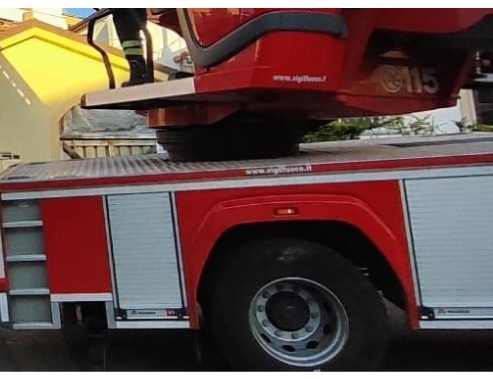 Cade dal tetto di una fabbrica da sette metri d’altezza a Fano, morto 63enne