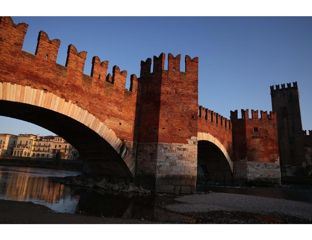 Cade nell’Adige per un selfie, un giovane salvato a Verona
