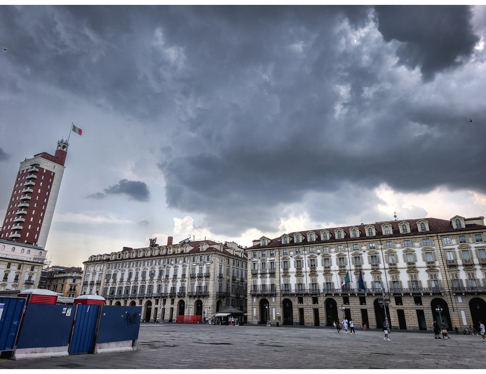 Caldo, breve temporale su Torino, proseguono interventi per blackout
