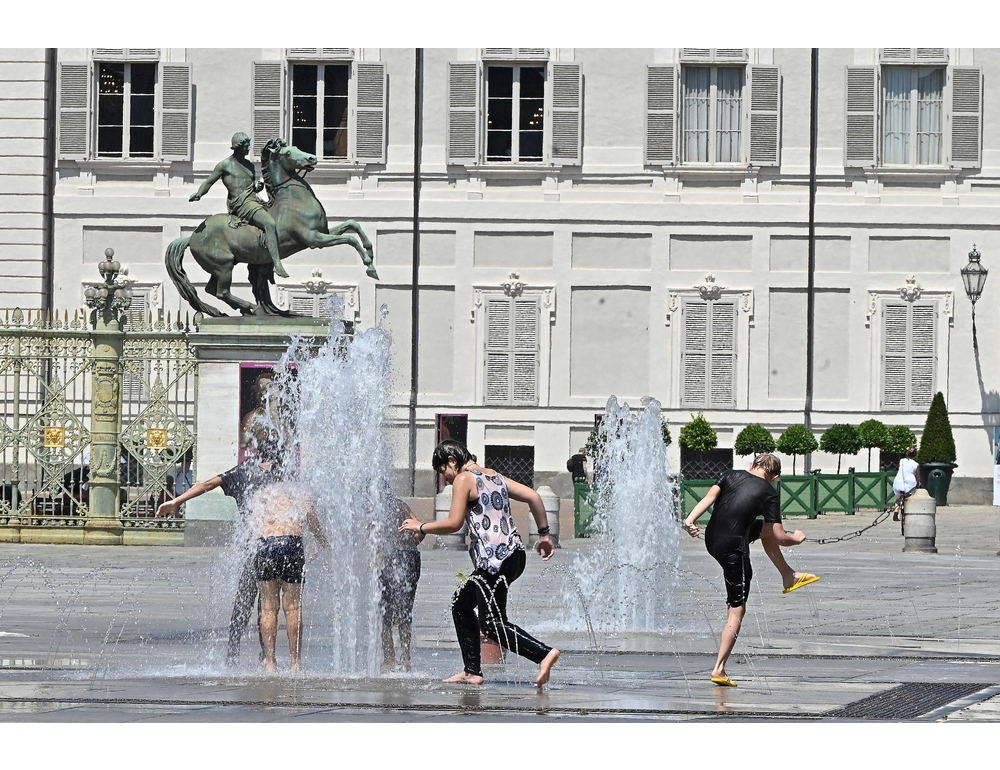 Caldo, domani aumentano da 5 a 8 le città da bollino rosso