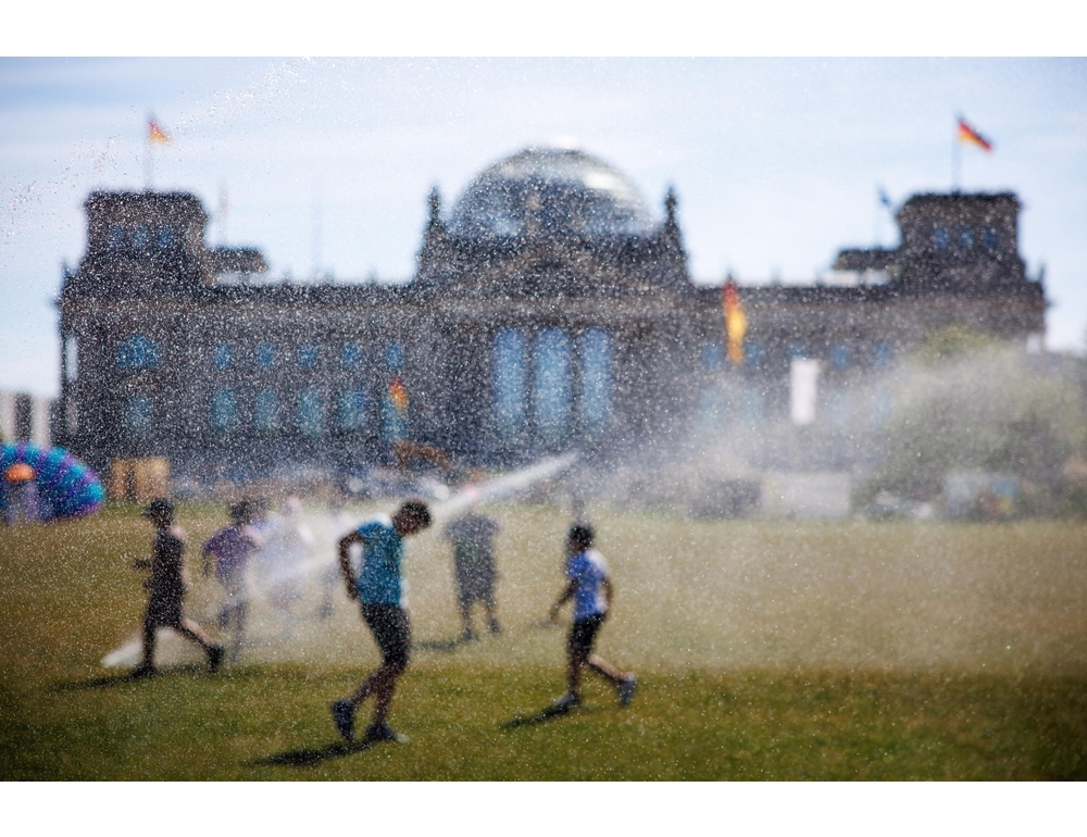 Caldo estremo a Berlino, chiusa la cupola di vetro del Bundestag nel weekend