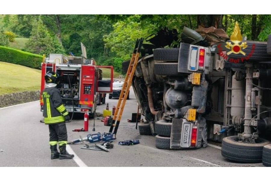 Autoarticolato sbatte contro un albero al limite della strada