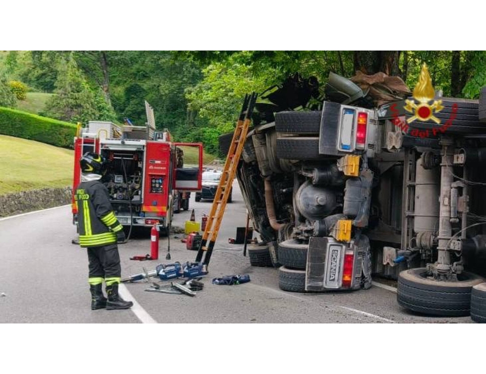 Camion si ribalta nel Pistoiese, morto l’autista