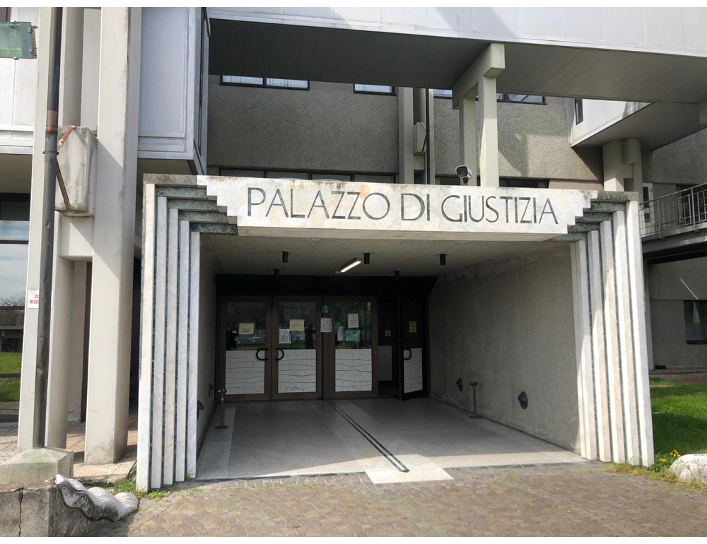 Caporalato, paga 40 centesimi a pezzo, arrestato imprenditore tessile