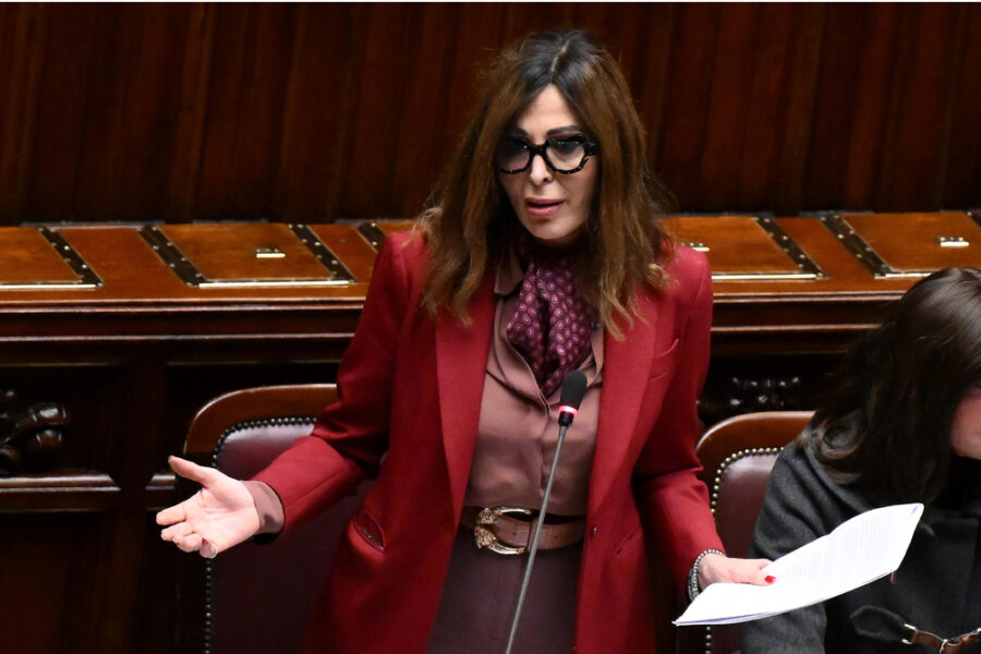 Riguarda il conflitto di attribuzione tra poteri dello Stato su uso mail e registrazioni