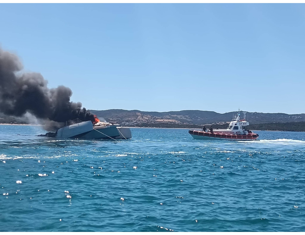 Catamarano a fuoco in acque nord Sardegna, salva l’unica persona a bordo