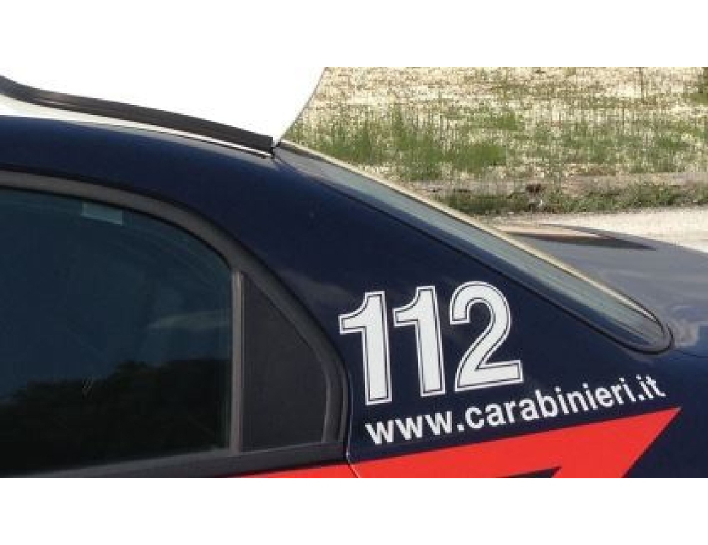 Cede il lucernario, precipita e muore un 26enne a Bologna