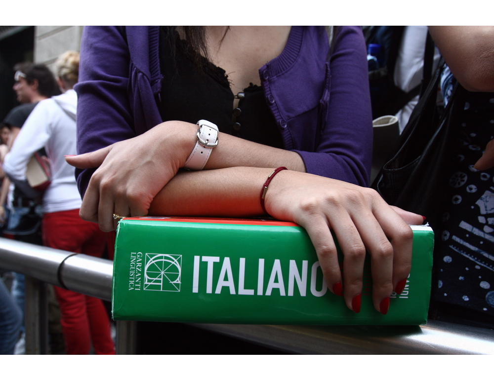 Col telefonino in aula all’esame di maturità, bocciato studente di Spezia