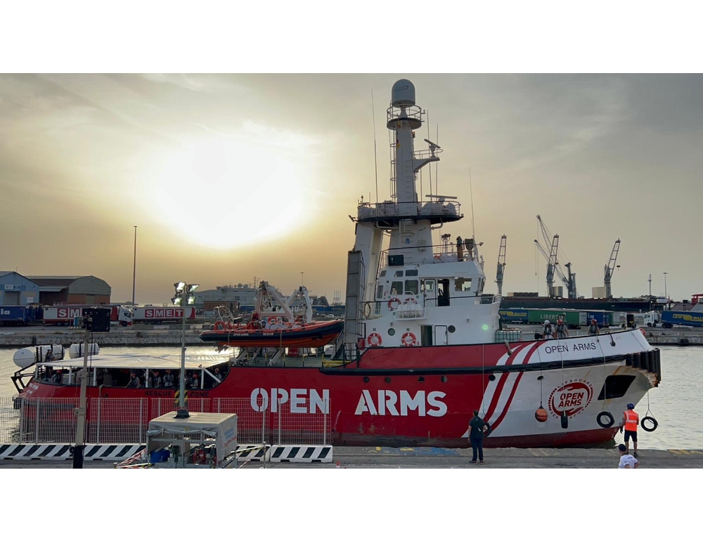Concluso sbarco a Marina di Carrara dei 58 migranti a bordo Open Arms