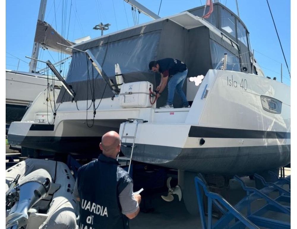 Contrabbando beni di lusso, sigilli a Olbia a catamarano da 600mila euro