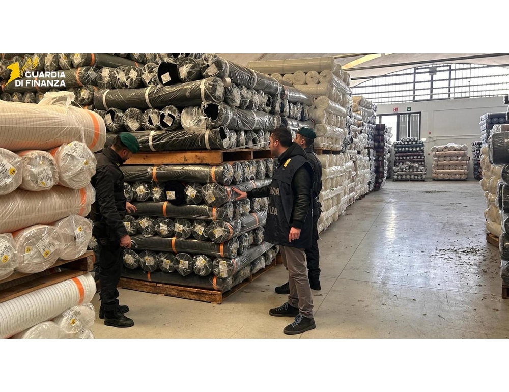 Contrabbando da Cina, sequestrati tessuti e abiti per 11 mln euro