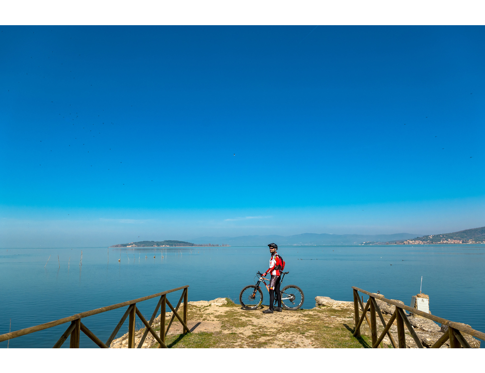 Corre lungo il Trasimeno la ciclovia più bella d’Italia