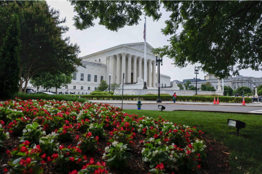 La decisione 5 a 4. Trump contrario al voto per corrispondenza