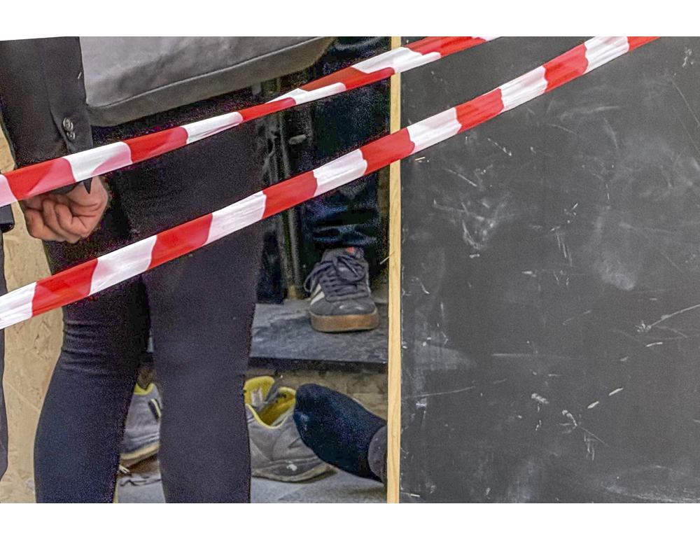 Crolla la parete che stava demolendo, operaio muore travolto nel Bresciano