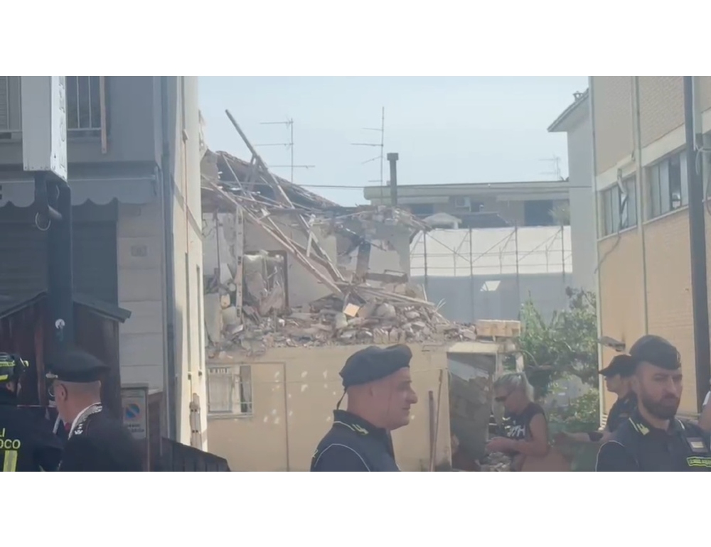 Crollo in una palazzina dopo un’esplosione, si cerca ancora una dispersa