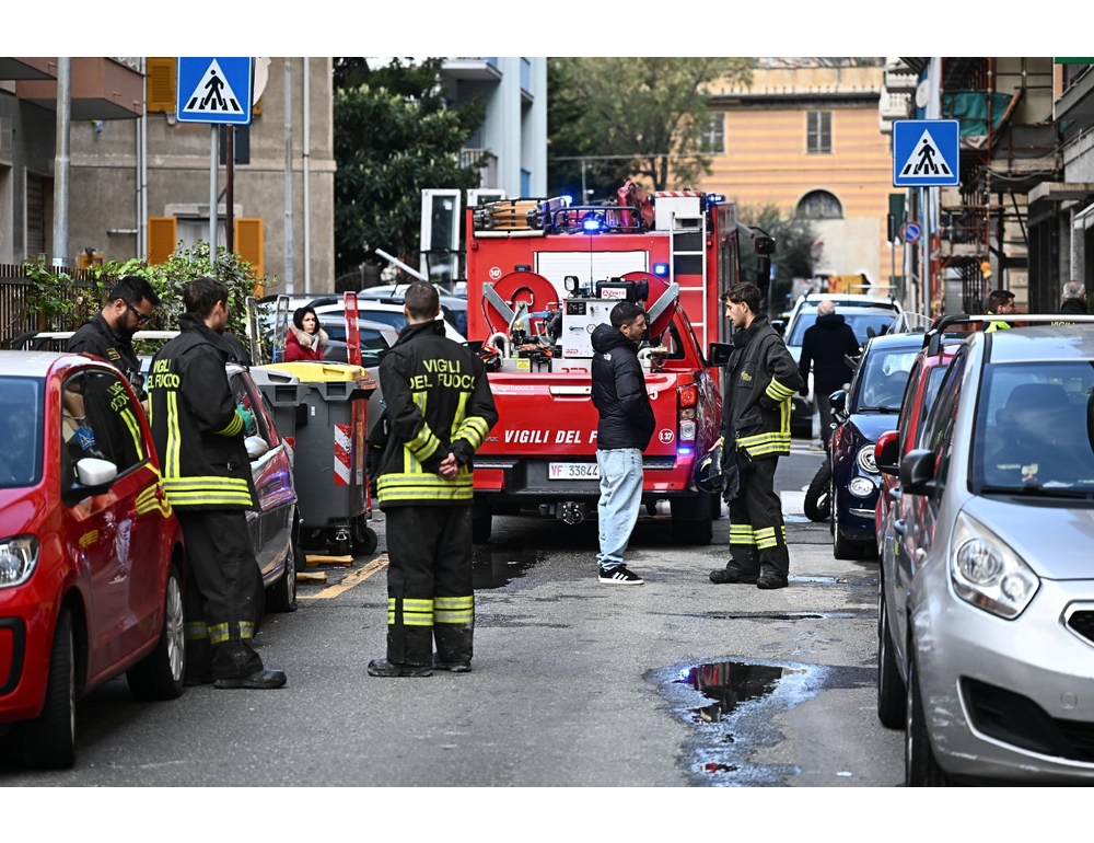 Dà fuoco al padre e lo lascia morire tra le fiamme