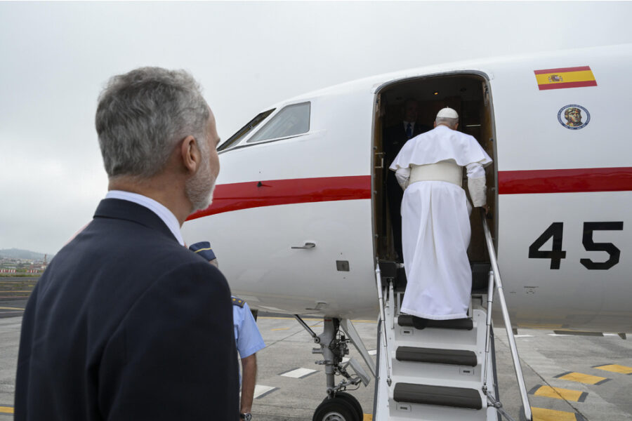 L'aereo papale bloccato per un problema tecnico