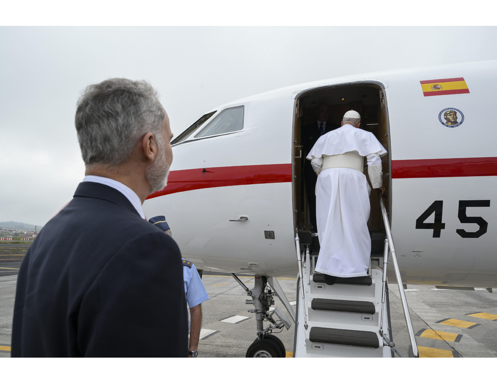 Decollato il Falcon del re Felipe con a bordo papa Leone