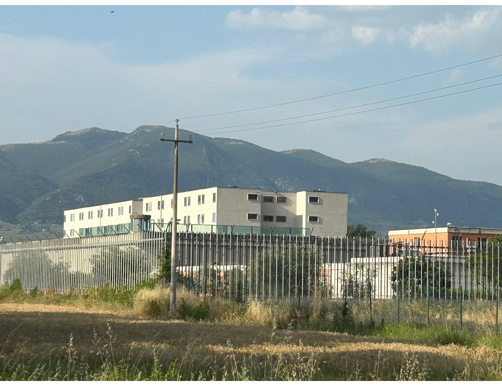Detenuto si cuce la bocca per protesta nel carcere di Terni