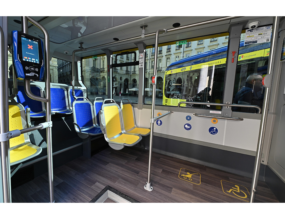 Dipendente del trasporto pubblico Torino investita da un bus in deposito