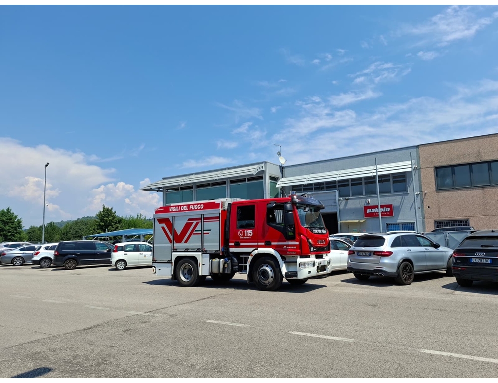Esplosione con incendio in un’officina, due operai ustionati