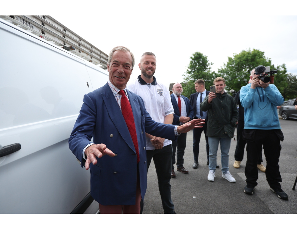 Farage invoca le elezioni politiche in Gb dopo dimissioni di Starmer