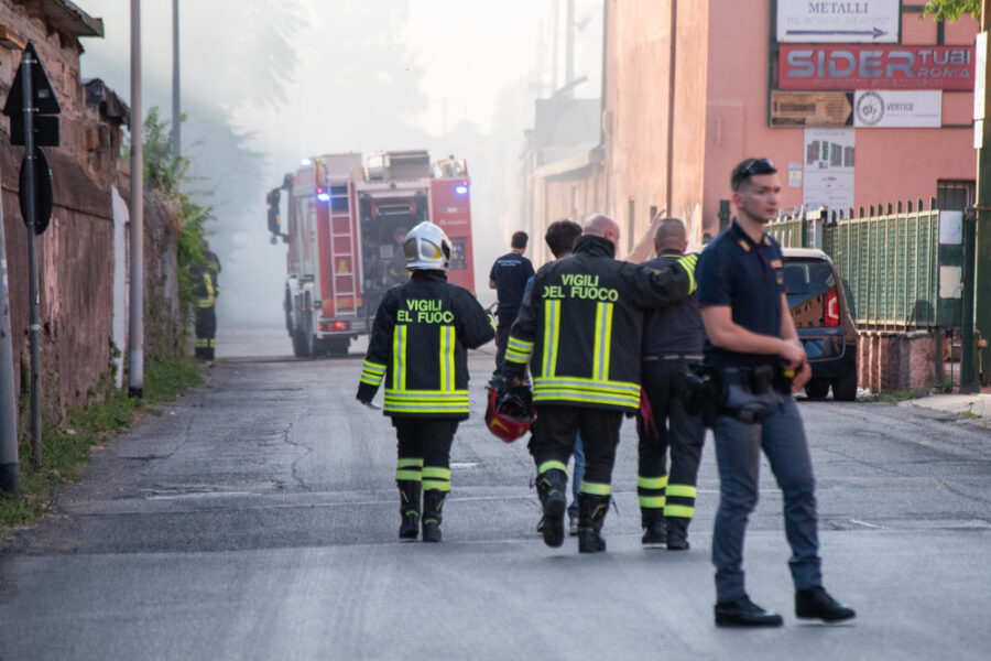Il rogo al Mandrione. 'C'è un serbatoio interrato'