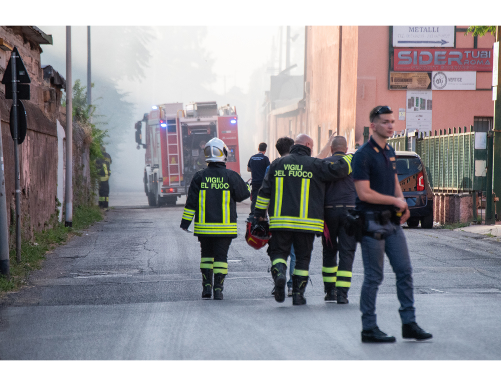 Fiamme in un vivaio a Roma, alta colonna di fumo evacuate alcune case