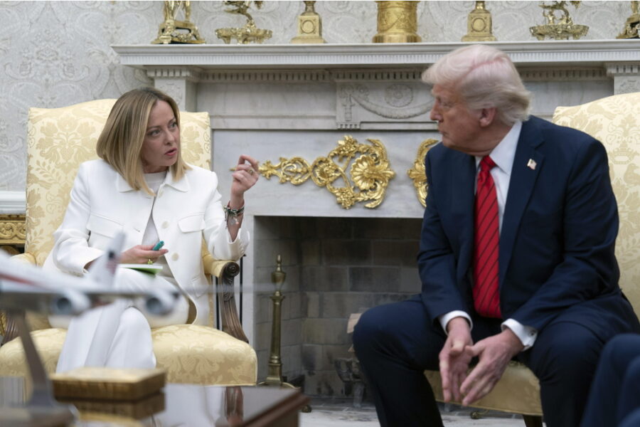 Primo 'utile scambio' tra i due presidenti a margine del G7. Ci saranno 'altre occasioni'