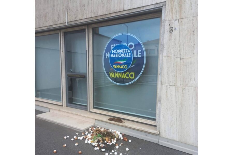 Inaugurata pochi giorni fa. Il simbolo coperto con scritte offensive